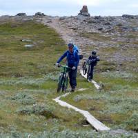 Popis: Jämtlandsfjällen, i kola tady jezdí