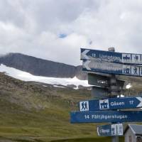 Popis: U chaty Helags, vzadu nejjižnější švédský ledovec