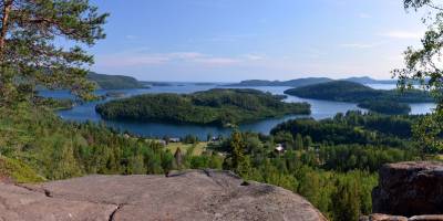 Popis: Staré hradiště Rödklitten a super výhled na fjordy a ostrovy