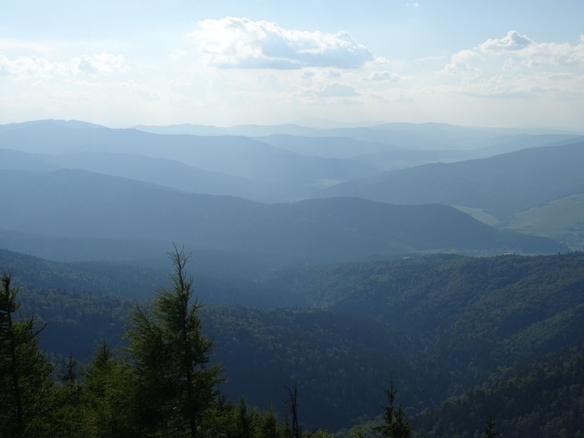 Volovské vrchy z rozhledny Kloptaň, v oparu Kráľova hoľa