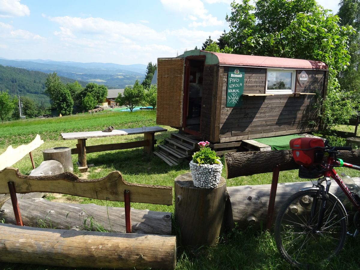 Stylové a fantastické (po hodinách tlačení a jízdy po hřebenech) občerstvení na Bahenci