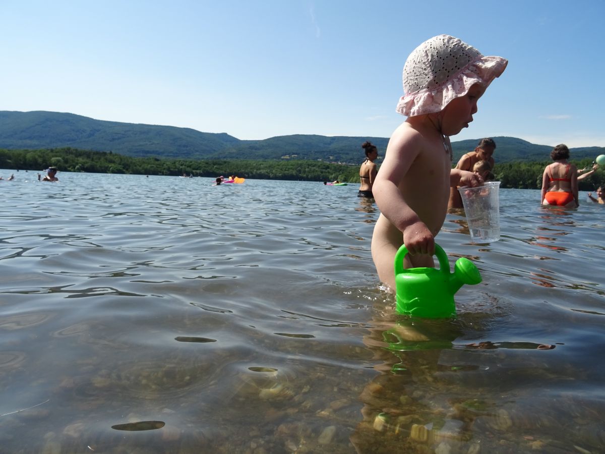 Jezero Barbora ze zatopeného uhelného lomu, vzadu Krušňáky