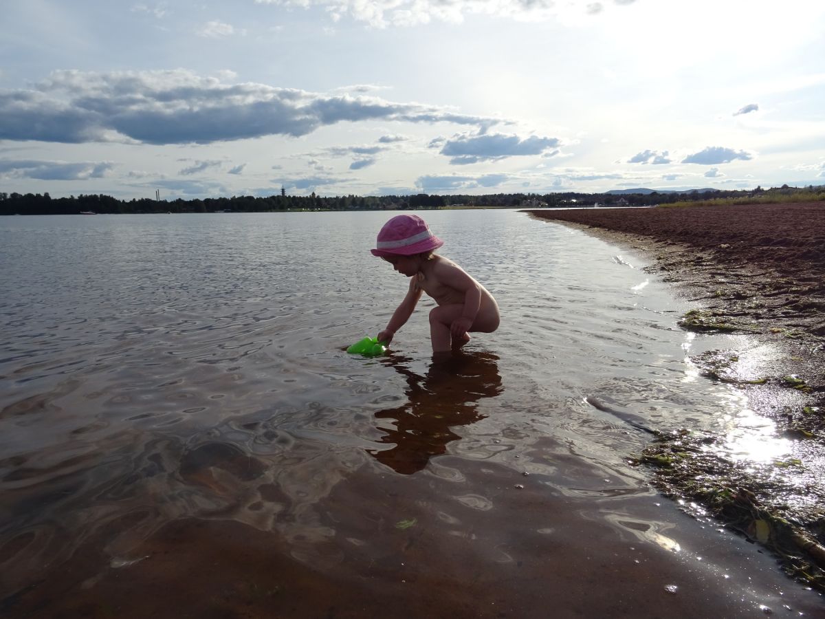 Parádní jezero s velkými písečnými plážemi ve městě Mora