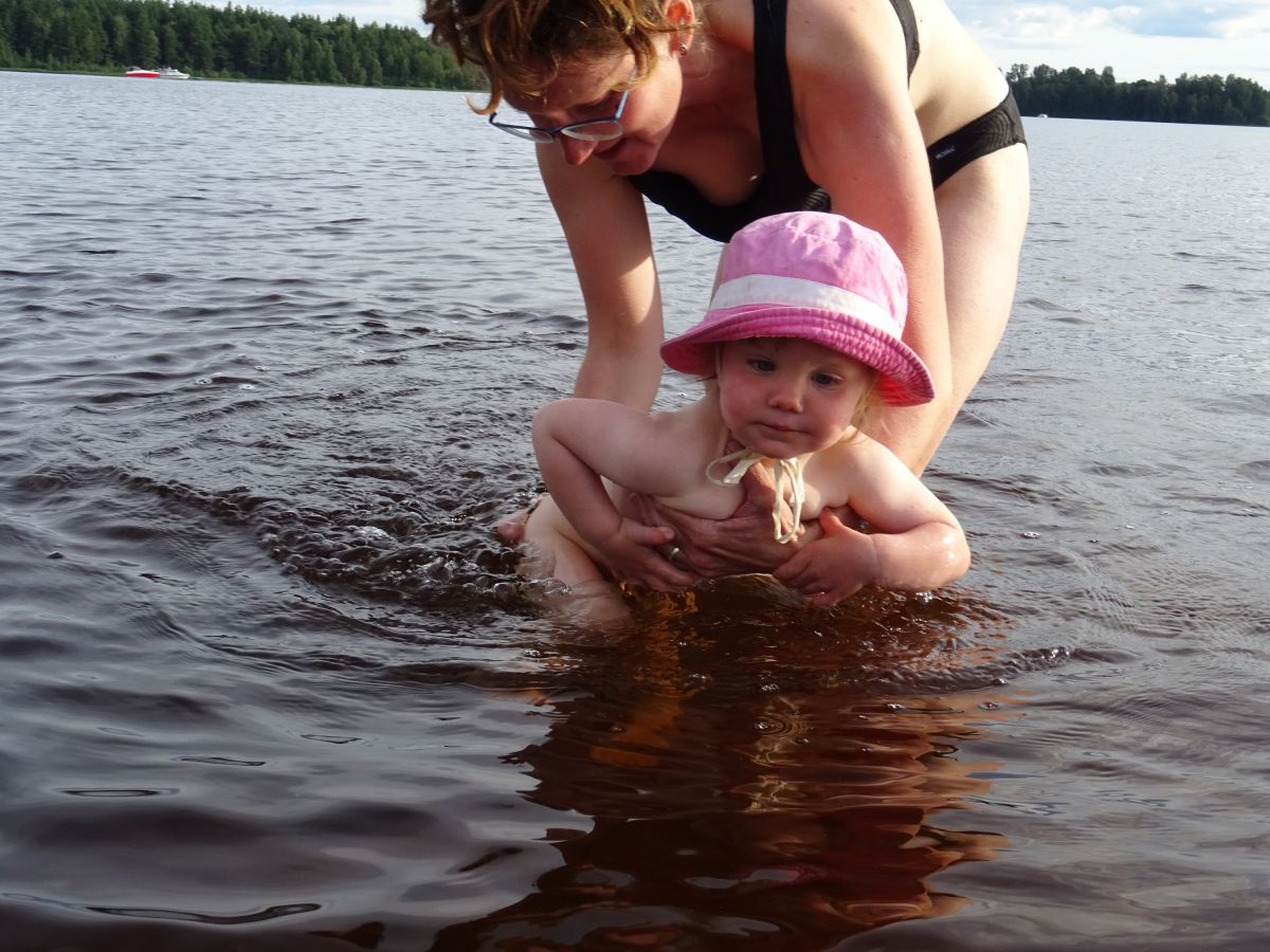 Parádní jezero s velkými písečnými plážemi ve městě Mora