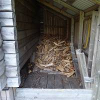 Popis: Dřevník se dřevem na zimu - nutná součást i sebemenší chatky, dokonce i otevřených přístřešků