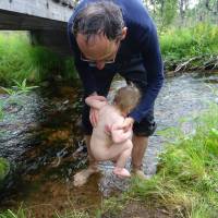 Popis: V národním parku Fulufjället - koupání za deště a při náletech komárů