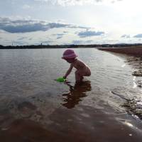 Popis: Parádní jezero s velkými písečnými plážemi ve městě Mora