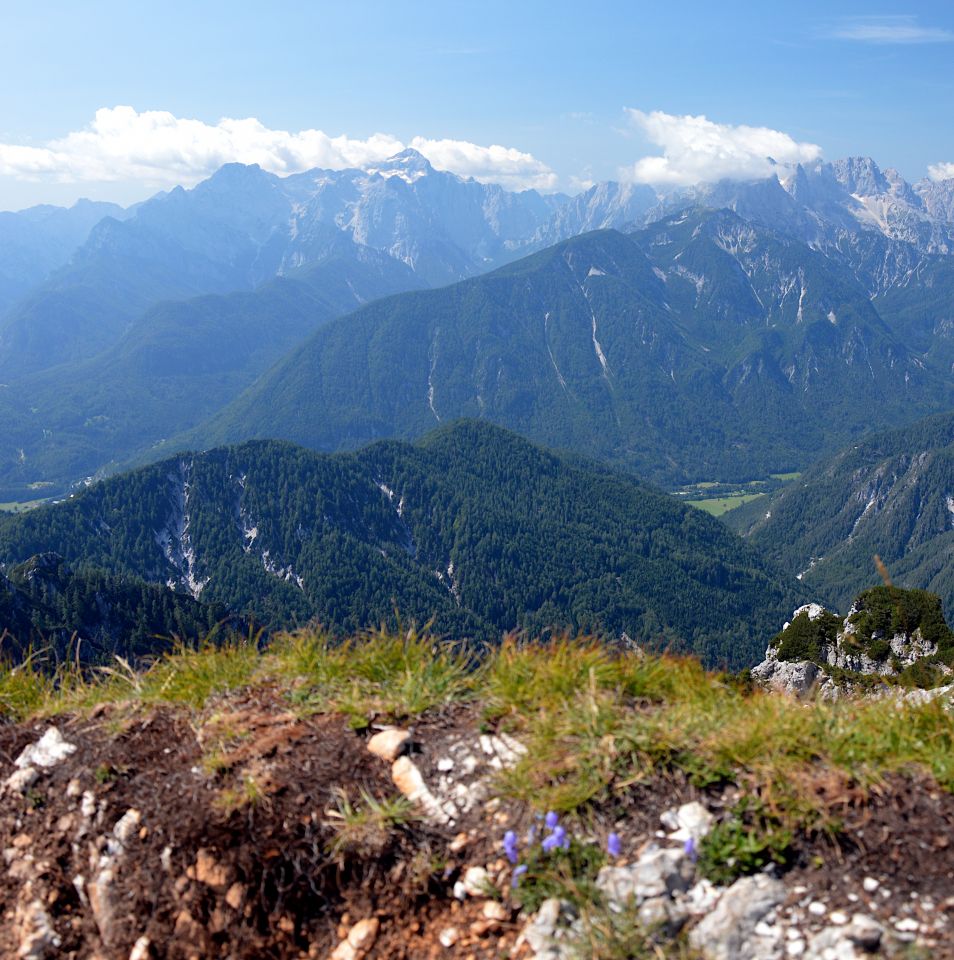 Mittagskogel (2145 m), pohled na Triglav
