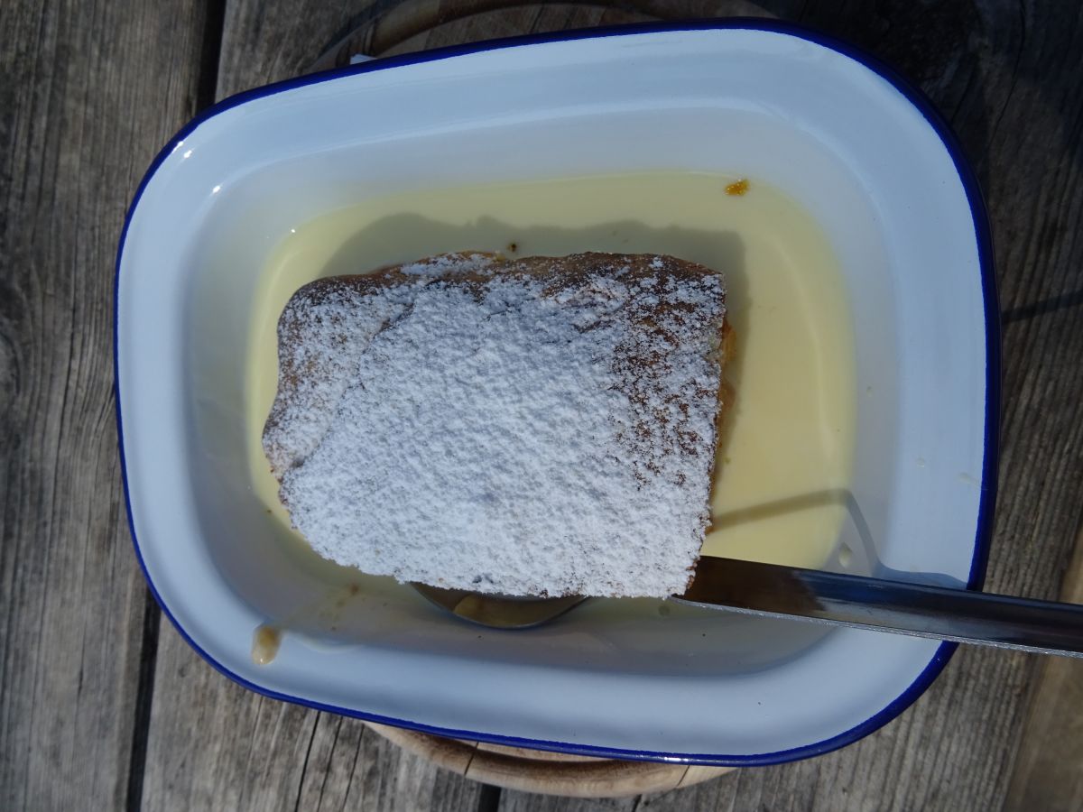 Další klasika: štrúdl s vanilkovým krémem (na Bertahütte)