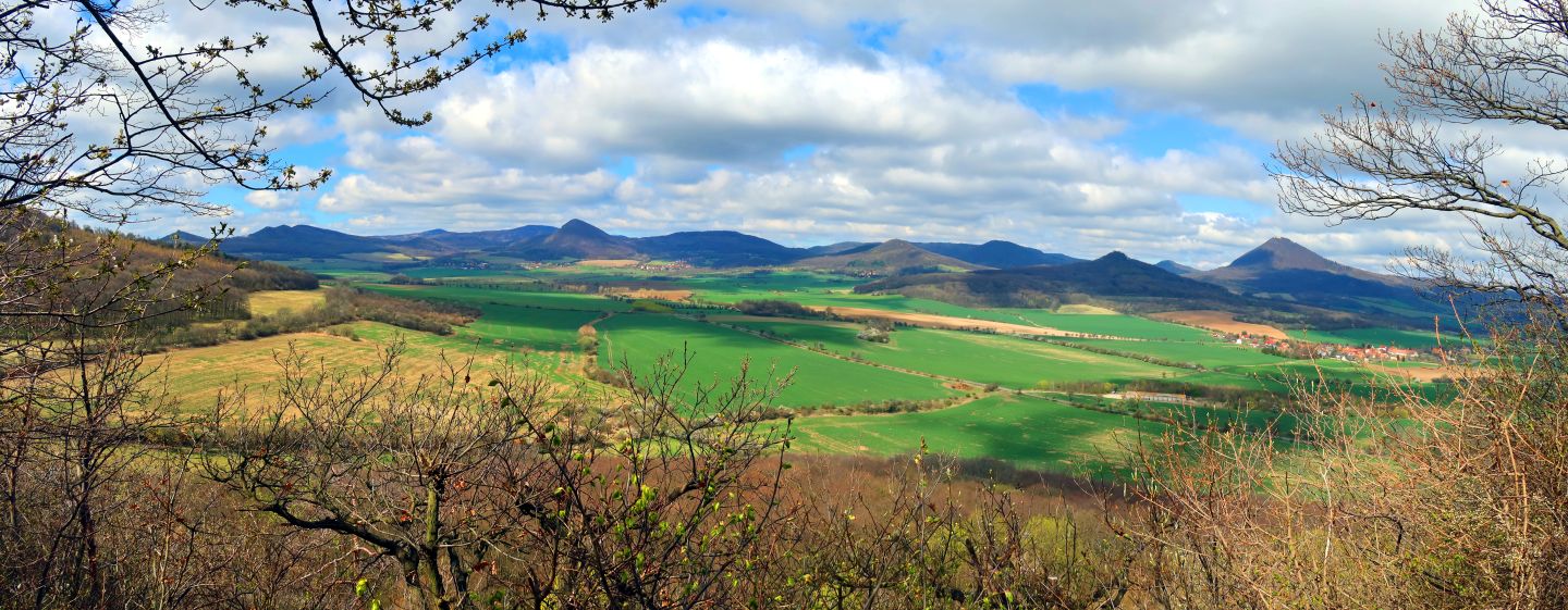 Panorama Českého středohoří (vpravo Milešovka) od Boreče