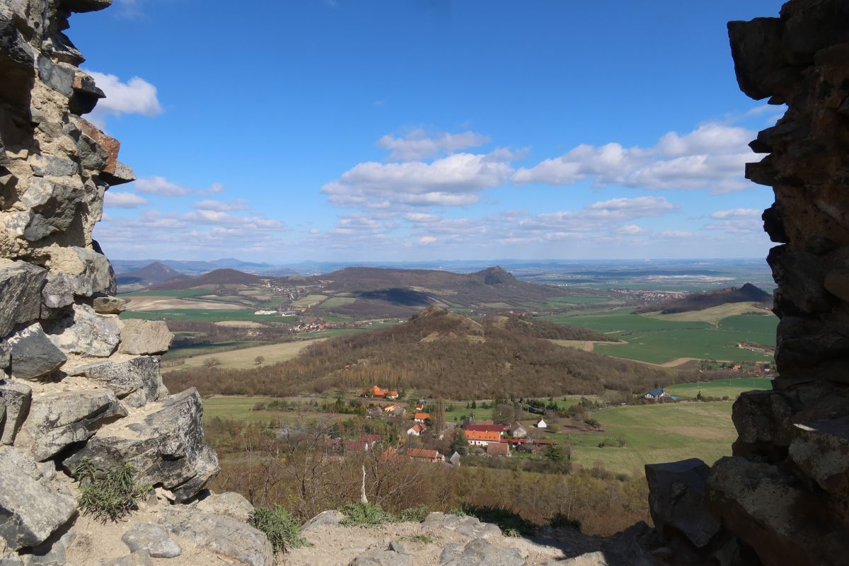 Zřícenina hradu Oltářík (pohled na Plešivec či Košťálov)