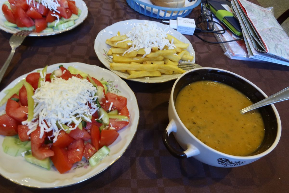 Naše večeře: polévka, salát, hranolky. Klasika