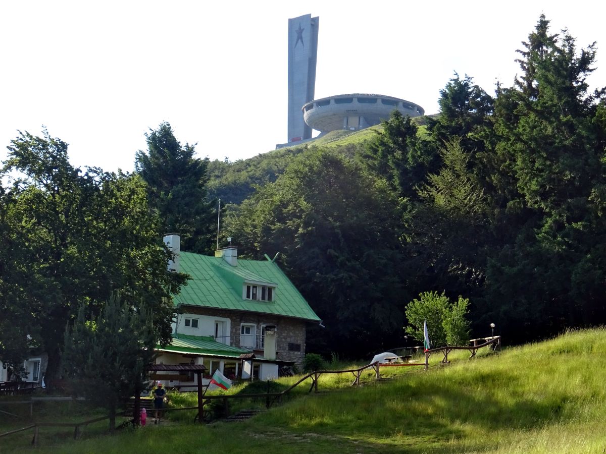 Chata Buzludža, nad ní komunistický památník