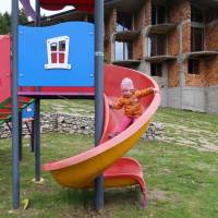 Popis: chata Dobrila: skluzavka je ještě funkční, hotel nikdy fungoval