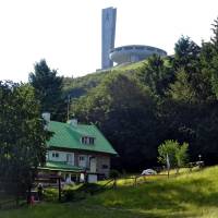 Popis: Chata (stará) Buzludža, nad ní památník