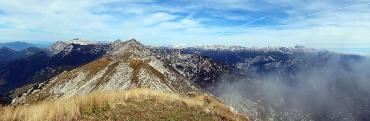 Na vrchu Vogel, vpravo vzadu Triglav