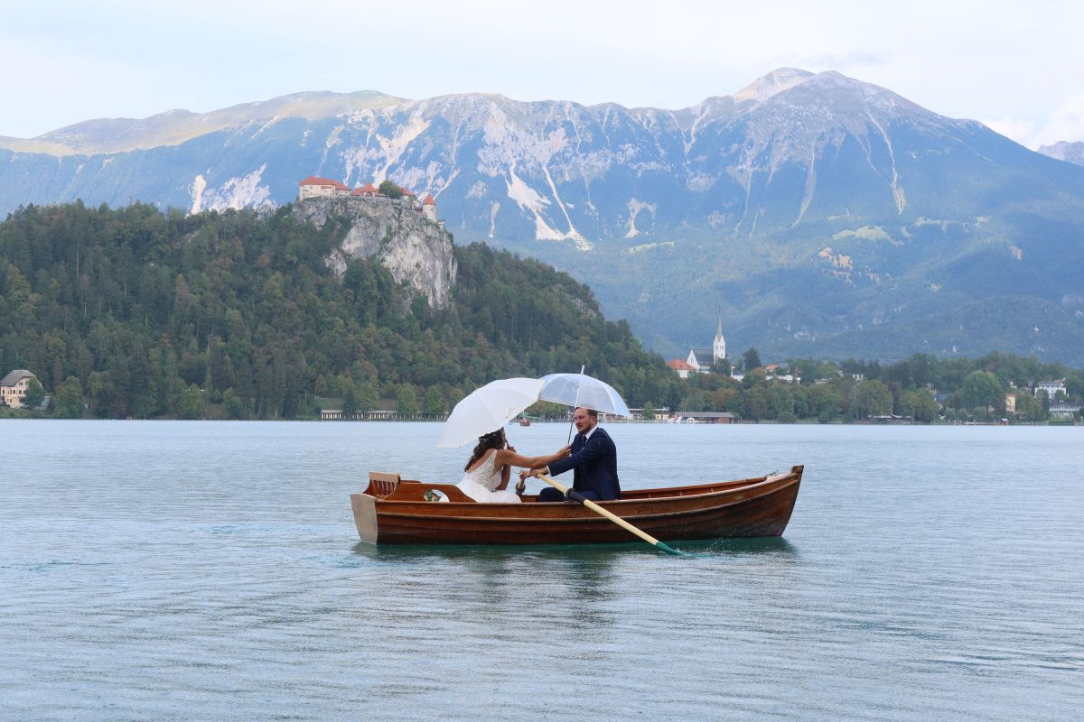 jezero Bled, svatba za deště, vzadu Karavanky