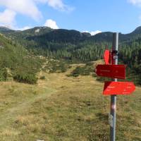 Popis: Pohled do velkého závrtu na krasové planině, nedaleko Krnských jezer