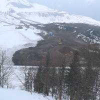 Popis: Eisenerzské Alpy, obrovská výsypka na hoře Erzberg