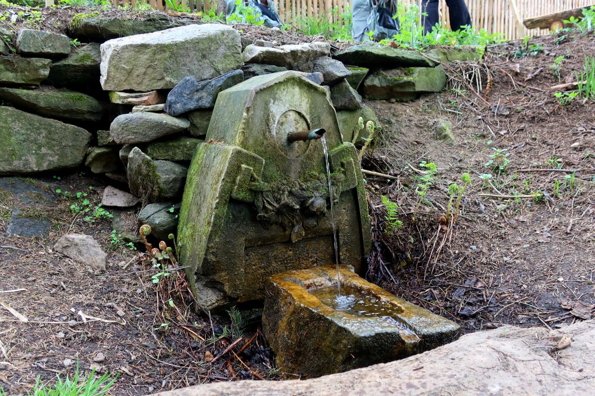 Studánka u Knollova mlýna, jedna z mála studánek na celé cestě (tato je i pitná)