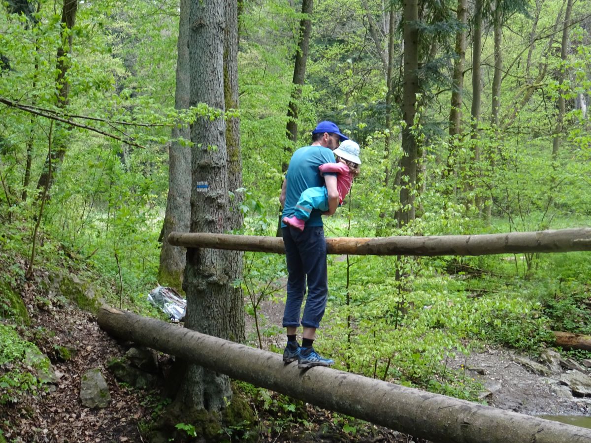 Jeden z nejtěžších úseků: raději zvlášť dítě a zvlášť batoh