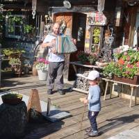 Popis: Rudi ráno Báru vyprovodil písní