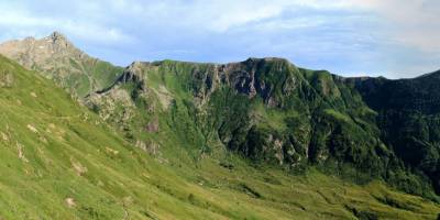 Popis: Rifugio Santa Rita, vzadu Pizzo Tre Signori (2554 m)
