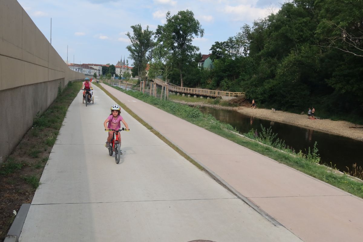 Brno: malá cyklo útěcha v podobě nové náplavky