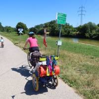 Popis: Už jen na rovinách u kanalizované řeky Traisen