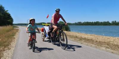 Popis: Dále pokračujeme po proudu podél Dunaje