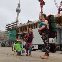 Popis: Cesta na sever, přestup v Berlíně (ano s autosedačkou!)