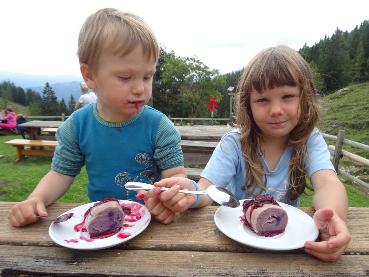 Koča na Loki: borovničevi štruklji