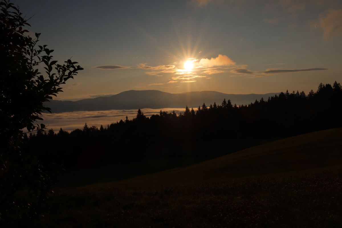 Poštarski dom: ranní pohled na Pohorje