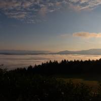 Popis: Poštarski dom: ranní pohled na Pohorje