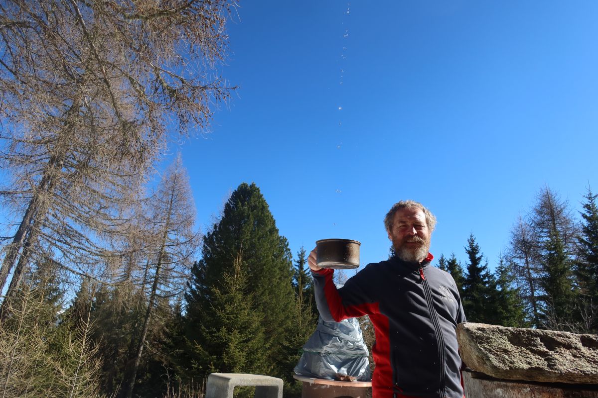 Oběd: nabírání pitné vody z okapu