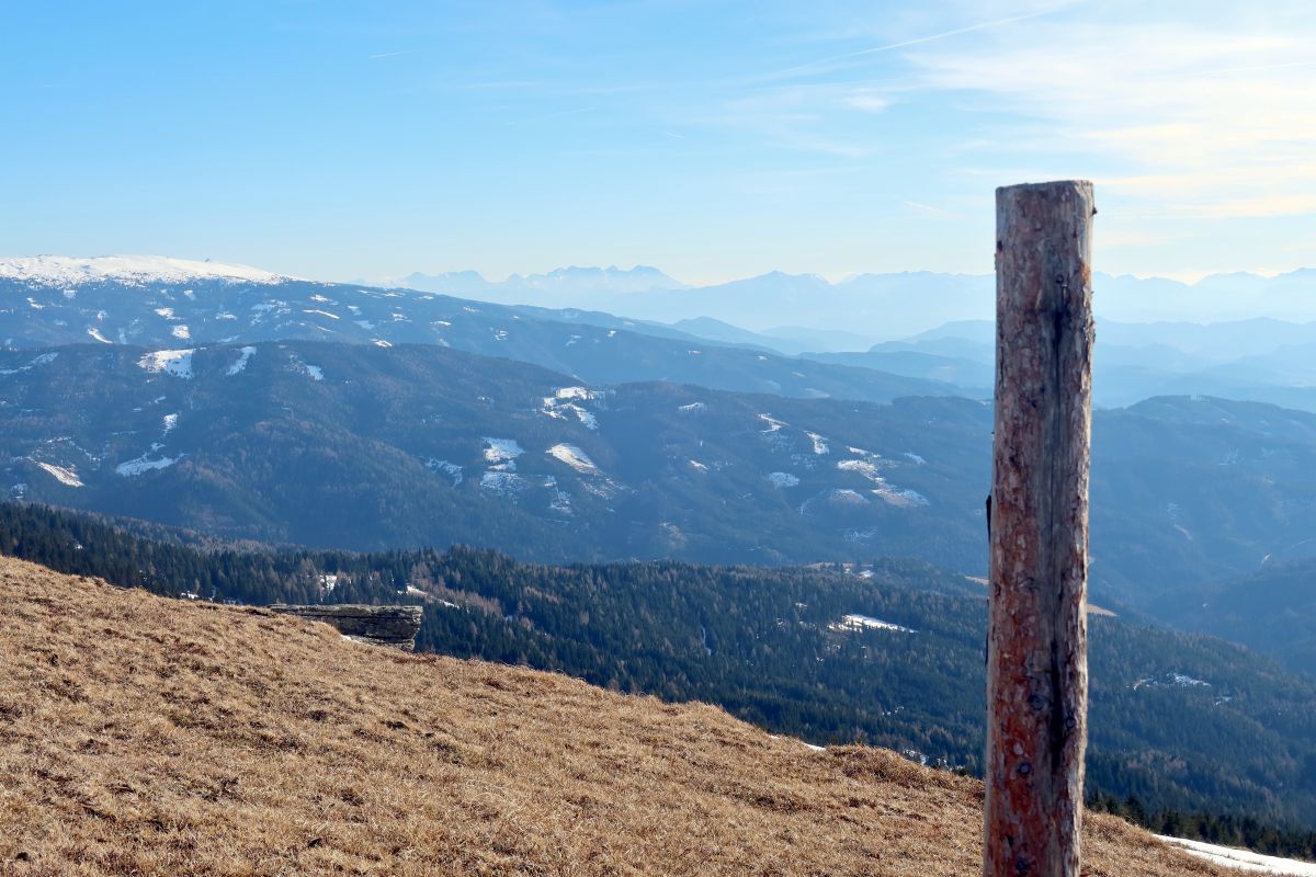 Na Zöhrerkogelu, vzadu Kamnické Alpy a Karavanky