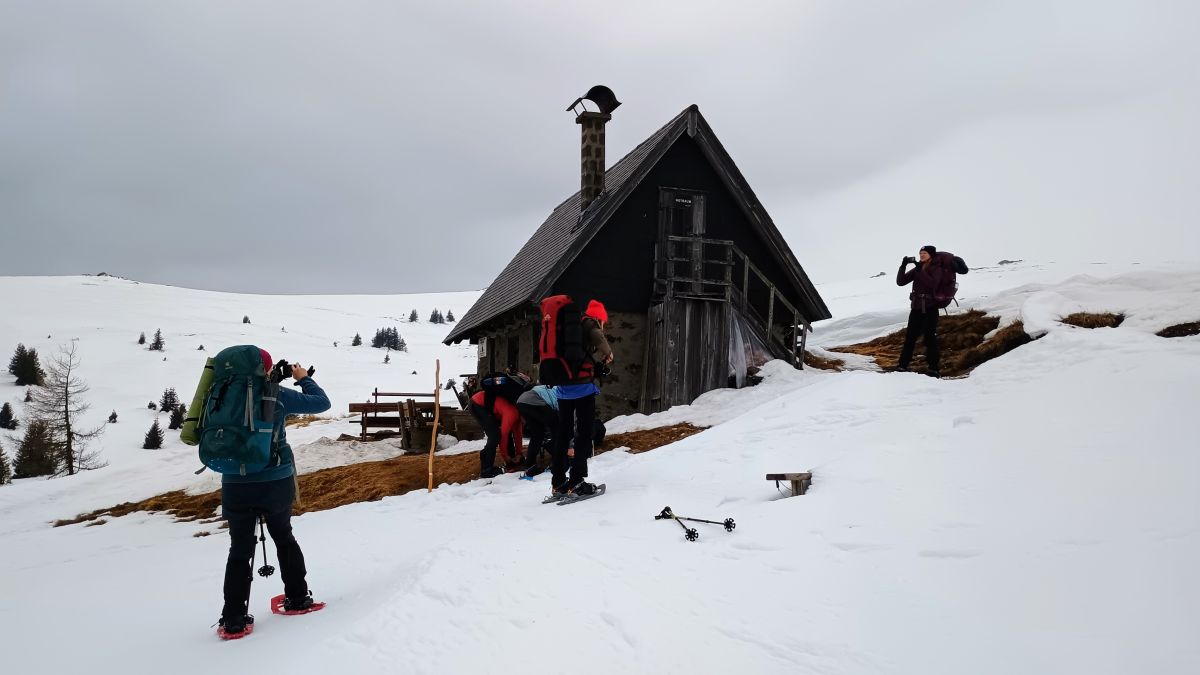 Chatka obležená fotografy. Foto Čenda