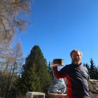 Popis: Oběd: nabírání pitné vody z okapu