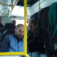Popis: V raním autobuse. Foto R.