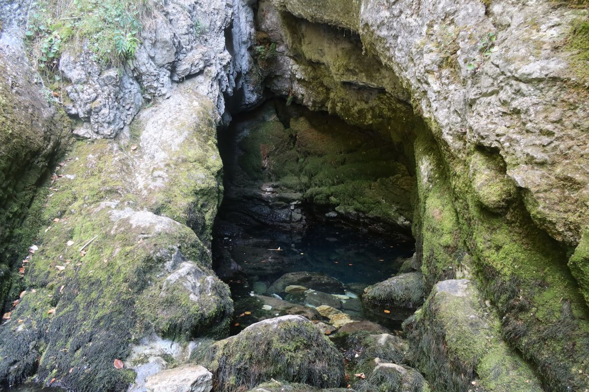Skoro suchý pramen řeky Doubs