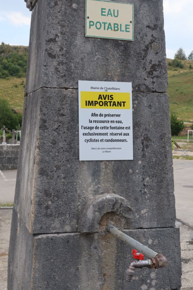Ves Chatelblanc: Voda je jen pro cyklisty a pěší turisty
