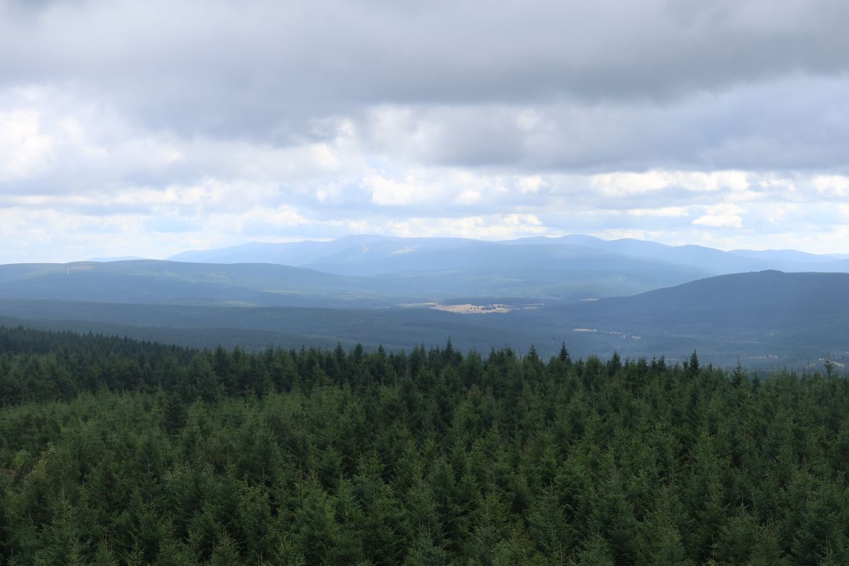 Krkonoše z rozhledny Smrk